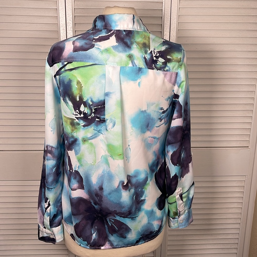 CHICO’S Painted Passion Sophia, Top Womens US
Size (S) (4) Button Up Roll Tab. - Picture 2 of 10
